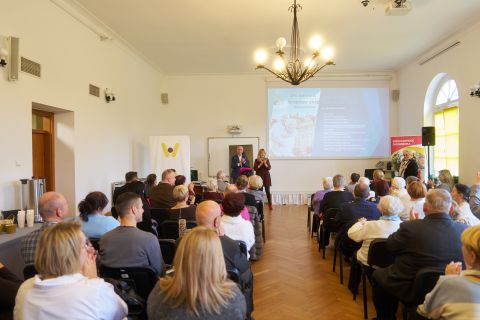 Pani Kamila Polańska i Pan dyrektor Robert Pawliszko witają przybyłych gości w sali Wrocławskiego Centrum Rozwoju Społecznego.