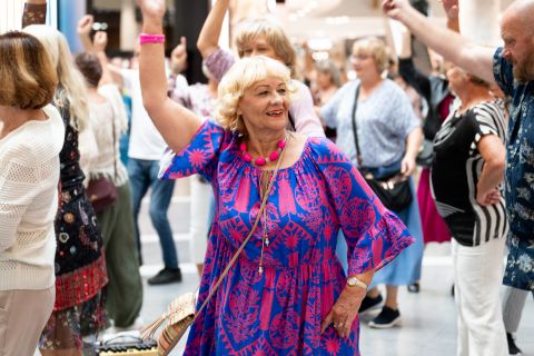 Zdjęcie osób tańczących na parkiecie w galerii Wroclavia. 