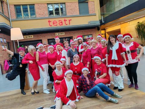 Zdjęcie grup tanecznych w na tle teatru Capitol.