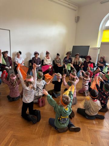  Dzieci i seniorki spotkanie międzypokoleniowe w sali  WCRS-Wrocławskie Centrum Seniora.