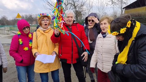 Na zdjęciu grupa osób podczas spaceru z grupą o-CAL-eni dotyczącą pożegnania zimy i powitania wiosny- Marzanna.