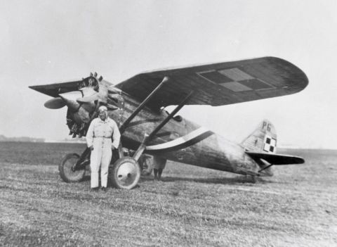 Kadr z filmu, na czarnobiałym zdjęciu pilot B. Orliński stojący przy samolocie.  