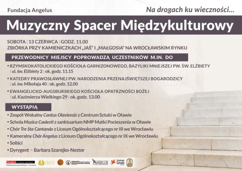 Grafika to poziomy plakat informujący o wydarzeniu kulturalnym pt. "Muzyczny Spacer Międzykulturowy", zorganizowanym przez Fundację Angelus. Plakat jest przejrzysty, utrzymany w stonowanej kolorystyce bieli, szarości i fioletu. W prawym dolnym rogu widoczne jest zdjęcie fragmentu jasnych, kamiennych schodów.