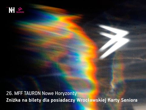 Grafika promująca 26. Międzynarodowy Festiwal Filmowy TAURON Nowe Horyzonty z informacją o zniżce na bilety dla posiadaczy Wrocławskiej Karty Seniora.