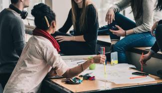 Na zdjęciu jest grupa młodych ludzi