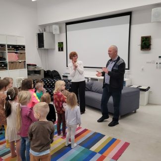 Na zdjęciu w bibliotece seniorzy i dzieci w ramach cyklu Poczytajki Babci i Dziadka w MBP filii nr 7.