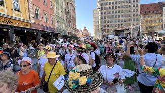 Grupa osób starszych na zdjęciu.
