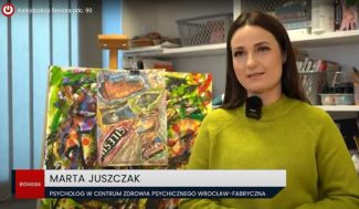 Na zdjeciu kobieta w zielonym swetrze z kadru programu Kalejdoskop Seniora.. 