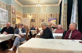 Grupa osób w sali na spotkaniu pt. porozmawiajmy o wrocławskich kinach. 