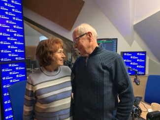 Na zdjęciu w studiu Radia Rodzina para senioralna patrząca sobeie w oczy.