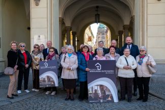 Na zdjęciu Prezydent Wrocławia z seniorami, dotyczy startu projektu Złota Raczka dla Seniora w wieku 75 plus. 