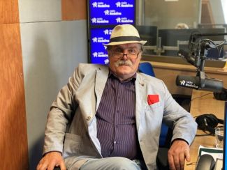 Franciszek Sowa na zdjęciu w studiu radia rodzina. 