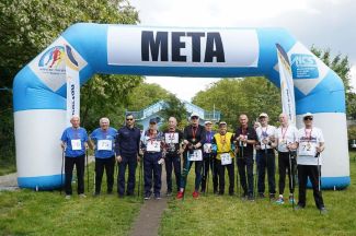Na zdjęciu seniorzy biorący  udział w V mistrzostwach senioralnych. 