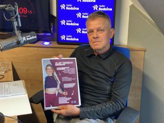 Renato Dżugaj na zdjęciu w studiu radia rodzina.