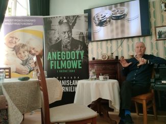 Stanisław Dzierniejko w sali kameralnej podczas spotkania. 