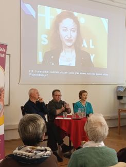 Na zdjęciu Gabriela Muskała, Zbigniew Zamachowski i stanisław Dzierniejko w rammach 6. Wroclawskiego Filmowego Centrum Seniora. 