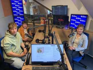 Na zdjęciu Katarzyna Seredyńska, Ewa Rapacz i Mikołaj Stryjski w studiu Radia Rodzina. 