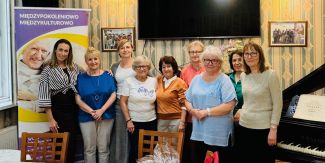 Grupa Pań w sali konferencyjnej pozująca do zdjęcia.