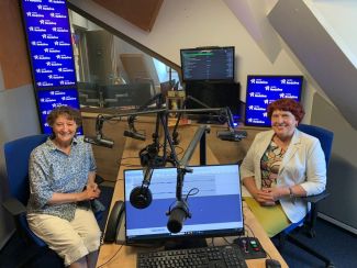 Na fotografii dwie panie w studiu radiowym, mówiące o Klubie Seniora Kużniki.