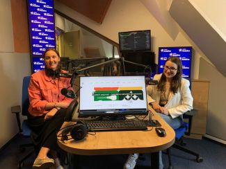 Fotografia w studiu radiowym dwóch pań opowiadających o projekcie Muzealni Pasjonaci.