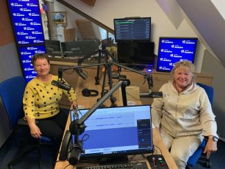 Radiowy Klub Seniora foto Radio Rodzina dwie panie w studiu radiowym.