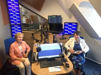 Dwie kobiety w studiu radiowym.