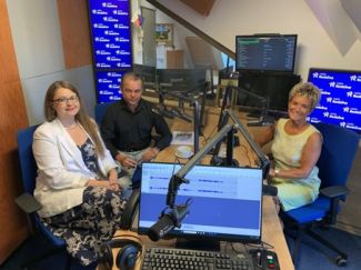 Trzy osoby w studiu.