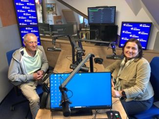 Dwie osoby w studiu.