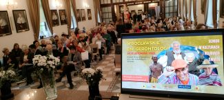 Dni Gerontologii Wrocław 2025 w sali wykładowej jest dużo osób.