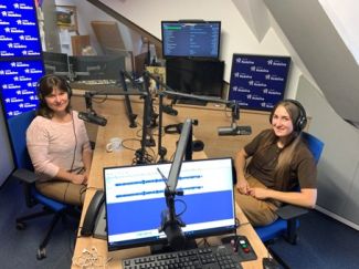 2 kobiety podczas nagrania audycji radiowej.
