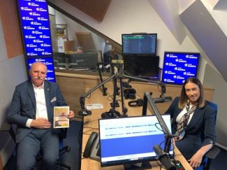 Pan Robert Pawliszko i Ola Szermach w studiu radiowym.