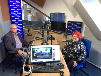 Dwie osoby siedzące w studiu Radia Rodzina.