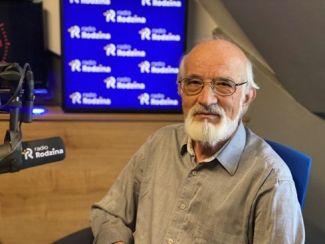 Mężczyzna w studiu radiowym. 