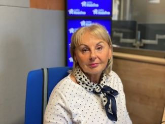 Kobieta w studiu radia rodzina.