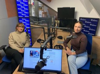 W studiu radiowym widzimy sierż. Klaudia Bębenek z Wydziału Prewencji i Patrolowego Komendy Miejskiej Policji we Wrocławiu oraz asp. sztab. Anna Nicer z zespołu komunikacji wrocławskiej policji.