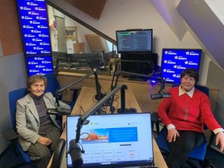 Ewa Rapacz i Halina Nogaj w studiu Radia Rodzina.