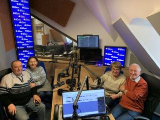 Ewa i Adam Orzechowski oraz Mariola i Stanisław Jabłoński w studiu Radia Rodzina.