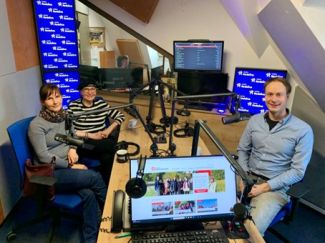 Trzy osoby w studiu Radia Rodzina.