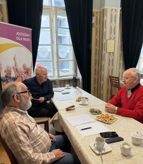 Stanisław Dzierniejko o Zbigniew Waleryś siedzą po jednej stronie stołu po drugiej stronie senior biorący udział w castingu.