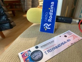 Bilet wstępu na spektakl i mikrofon Radia Rodzina.