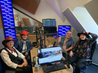 Na zdjęciu członkowie zespołu „Dance Country Senior" w studiu Radia Rodzina.