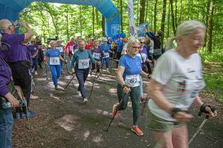 Seniorzy na zawodach w parku podczas Mistrzostw w nordic walking.