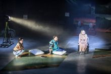 grupa aktorów na scenie 