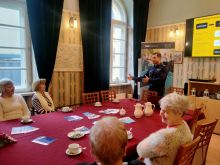 spotkanie seniorów z policjantem