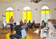 Warsztaty Piotra Łackiego z seniorami w sali 