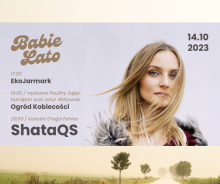 Zdjęcie artystki Pauliny Zając. Kobieta ma na sobie puchową kurtkę z tak zwanym „misiem” przyczepionym „misiem” dookoła kaptura. Włosy sprawią wrażenie rozwianych przez Wiatr. Na szarym tle napisy promujące koncerty: Babie Lato 14.10.2023, 17:00 Ekojarmark, 19:00 wystawa Pauliny Zając i solo Artur Witkowski, Ogród Kobiecości, 20:00 Koncert Droga Fenixa, StataQS.