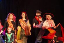 Grupa osób na scenie. Teatr Trzech Generacji.