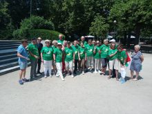 Na zdjęciu grupa osób w zielonych koszulkach w parku.