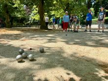 Trening w parku, gra w bule. 