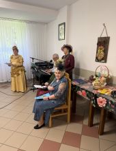 Trzy seniorki przeprane w stroje z epoki, podczas występu w DPS.